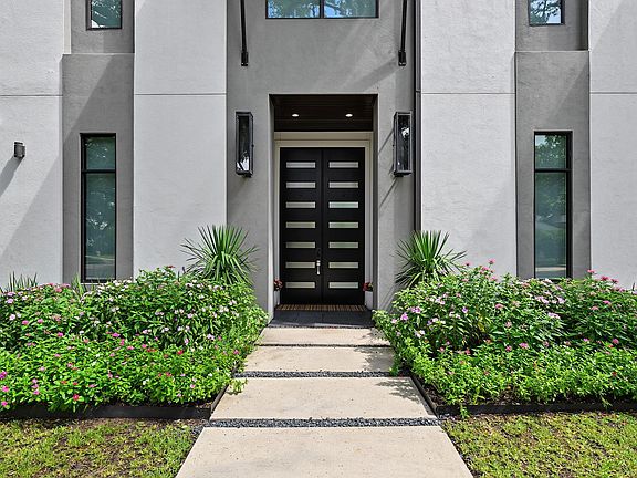 3rd image of 4028 Essex Ln
