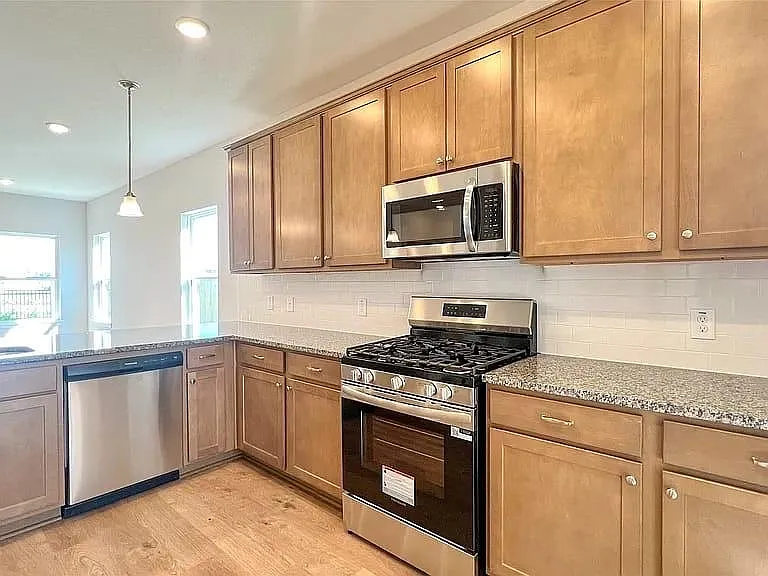 4 bed, 2.5 bath, 2276 sqft, $2,100 — Photo 4