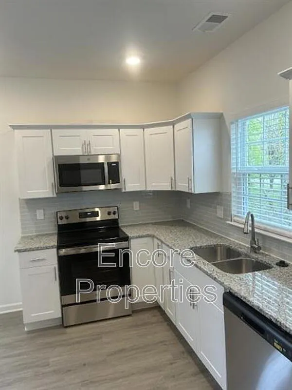 3 bed, 2.5 bath, 1345 sqft, $1,750 — Photo 3
