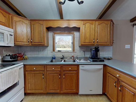 4th image of 79 Mountain View Dr