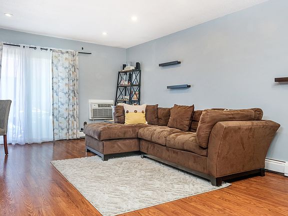 5th image of 17 Granada Cres APT 10