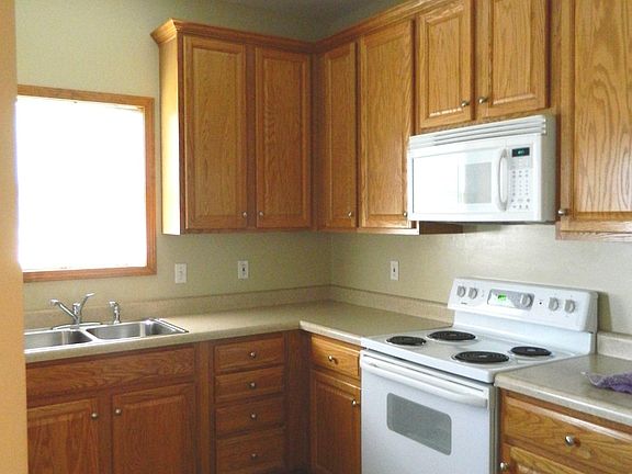 The fully equipped kitchen with all electric appliances.