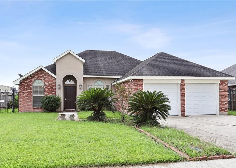 1st image of 28 Tuscany Dr