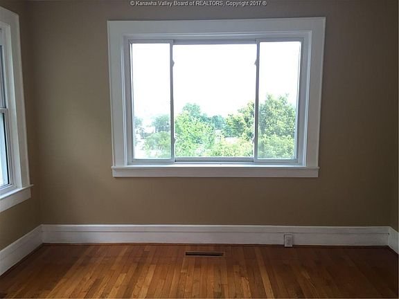 5th image of 406 Forest Cir