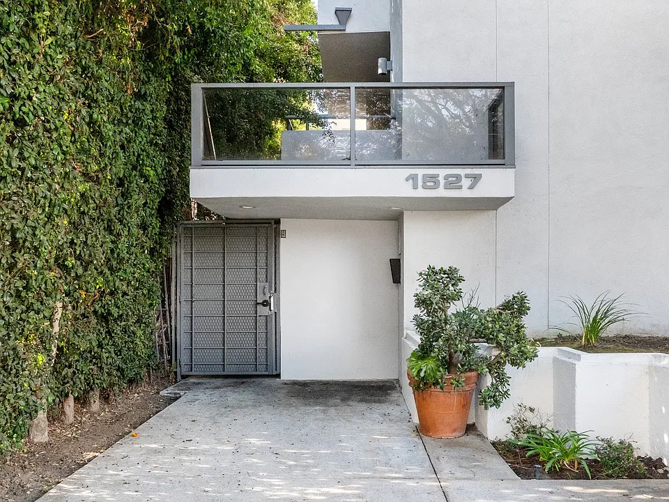 1527 Veteran Ave
