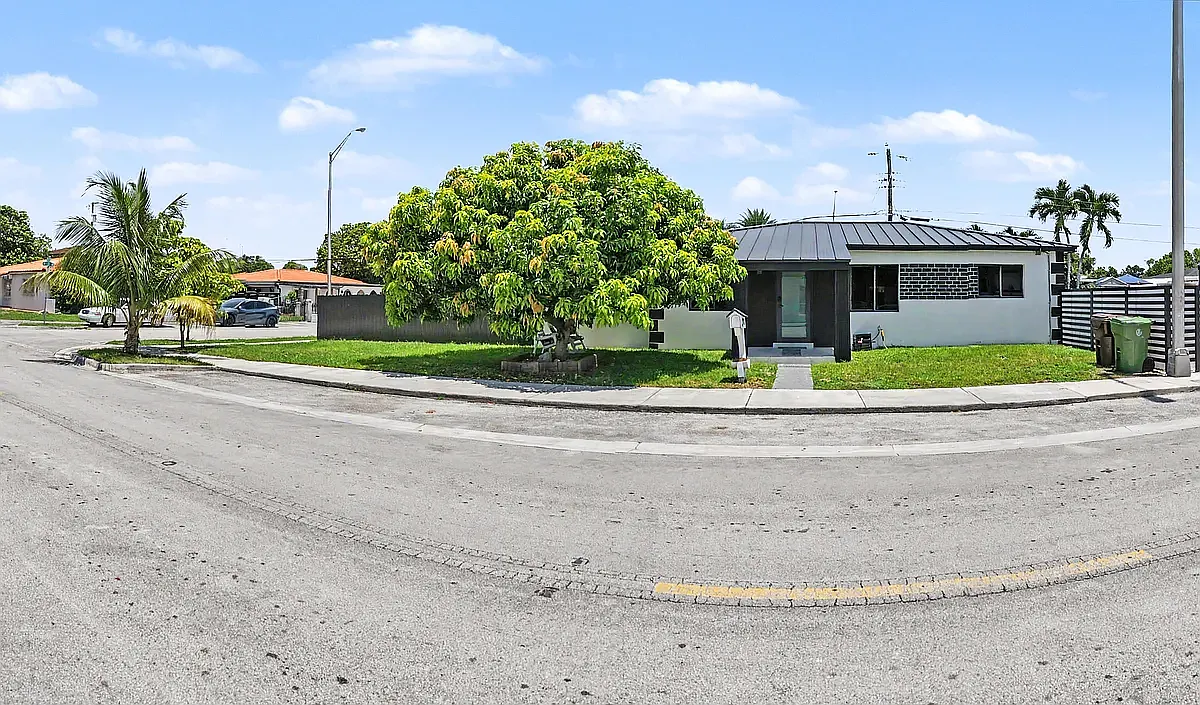 3 bed, 1450 sqft, $3,950 — Photo 1