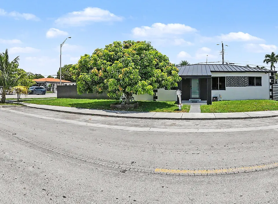 331 W 40th Pl