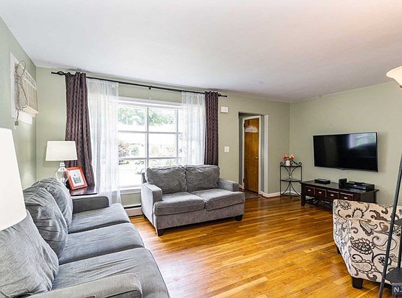 5th image of 48 Grand Ave