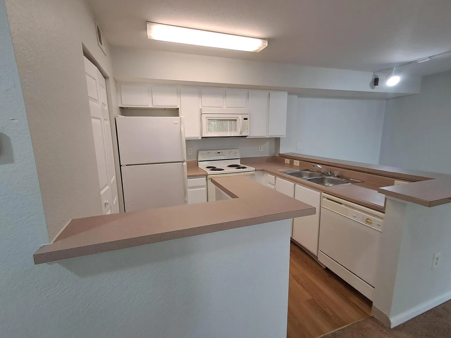 2 bed, 2.0 bath, 1033 sqft, $1,650 — Photo 4