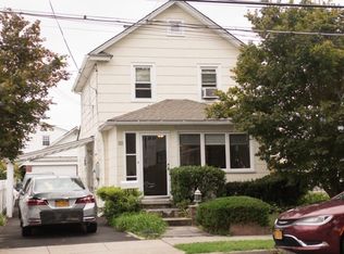 88 Pine St, Oceanside, NY 11572