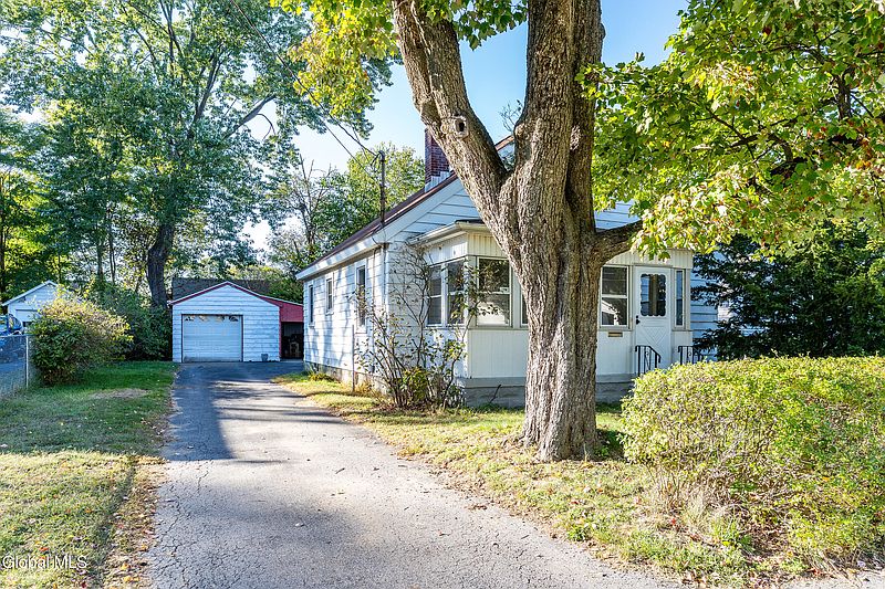 2nd image of 2620 1st Avenue
