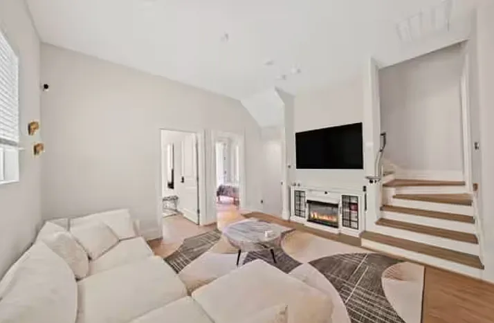 1206 Moody St — Photo 5