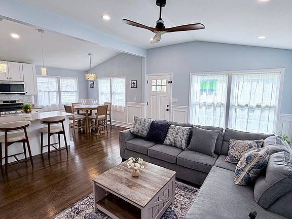 4th image of 14237 Minerva Ave