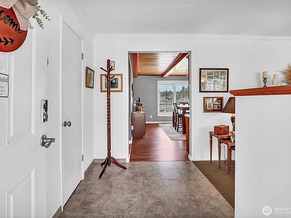 4th image of 8402 57th Avenue E