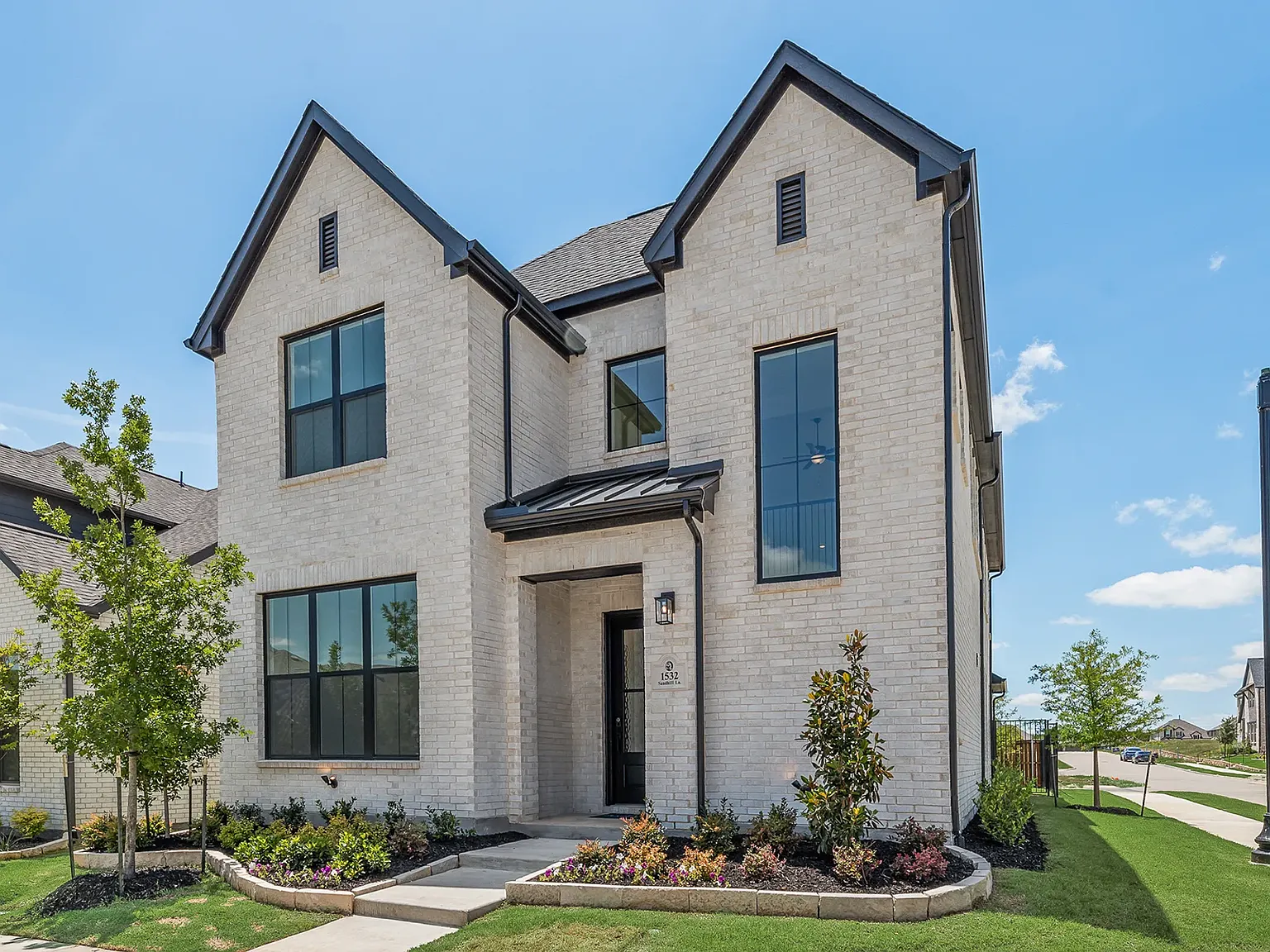 1532 Sandhill Ln — Photo 2