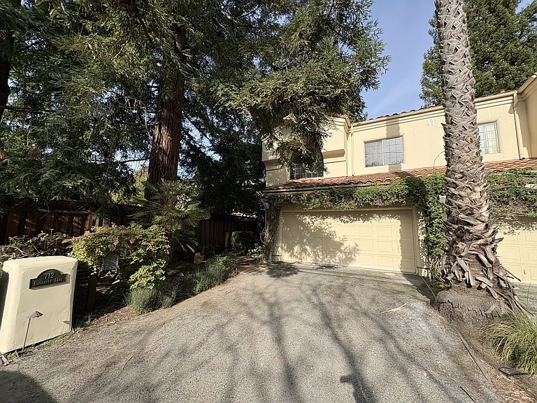 712 Elizabeth Ln — Photo 1