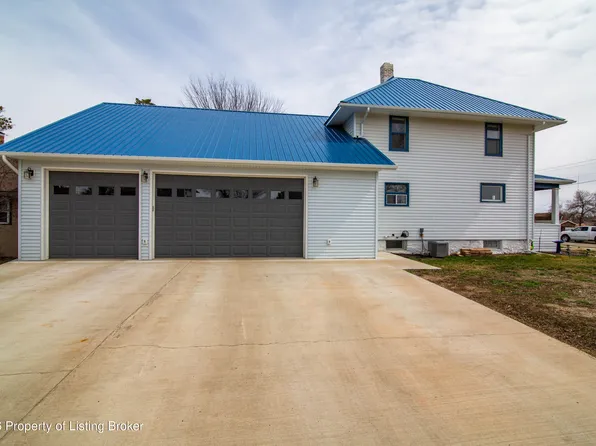 408 1st St SW, Bowman, ND 58623