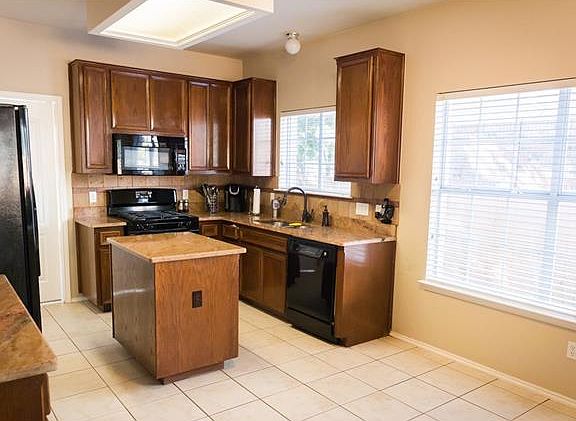 3rd image of 3916 Newland Dr