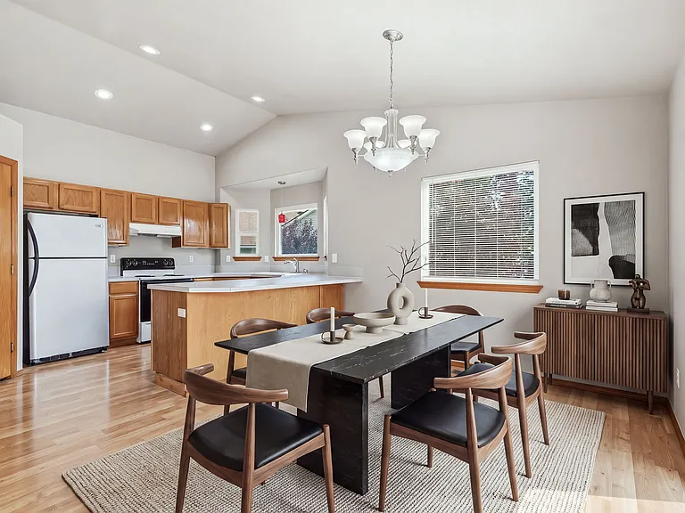 dining area w breakfast bar