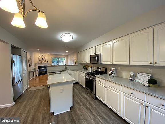 5th image of 701 Pebble Creek Ct