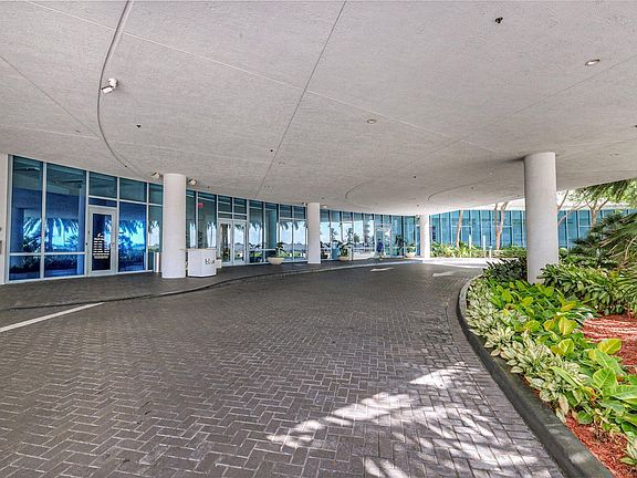 4th image of 601 NE 36TH Street #1008