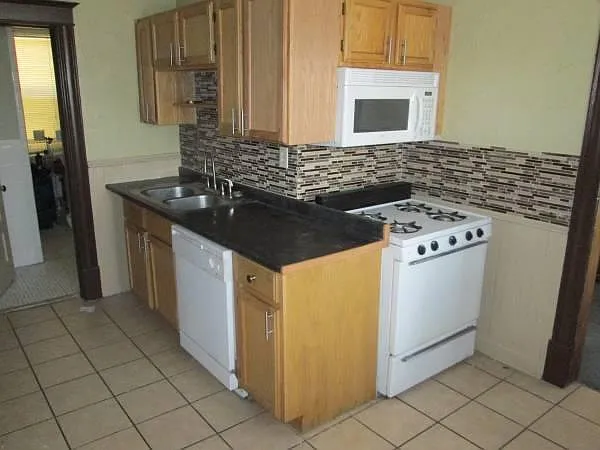 Building Photo - 430 8th St SE #1