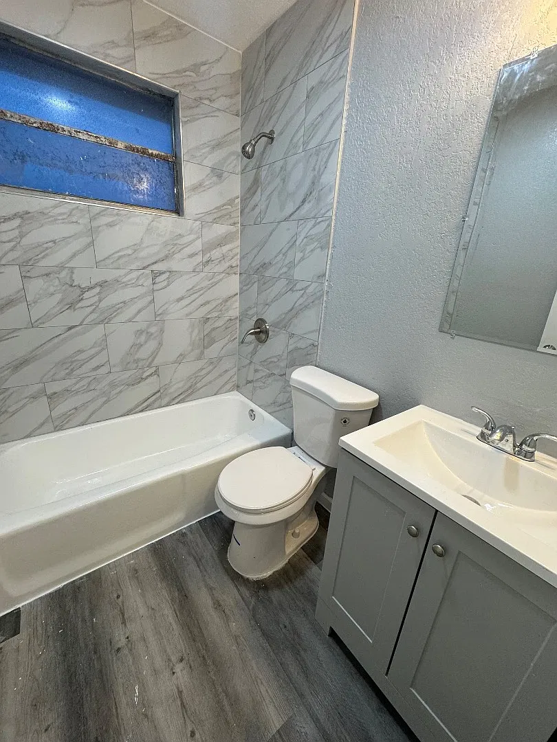699 SW 6th St - Unit 3 — Photo 3