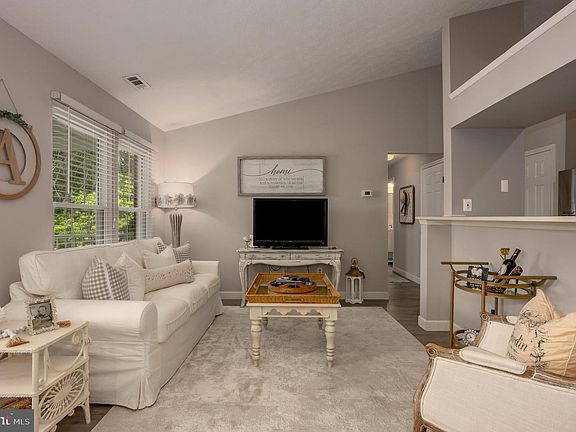3rd image of 9105 Lincolnshire Ct APT J