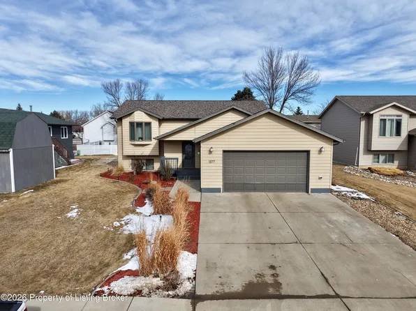 1377 8th St E, Dickinson, ND 58601