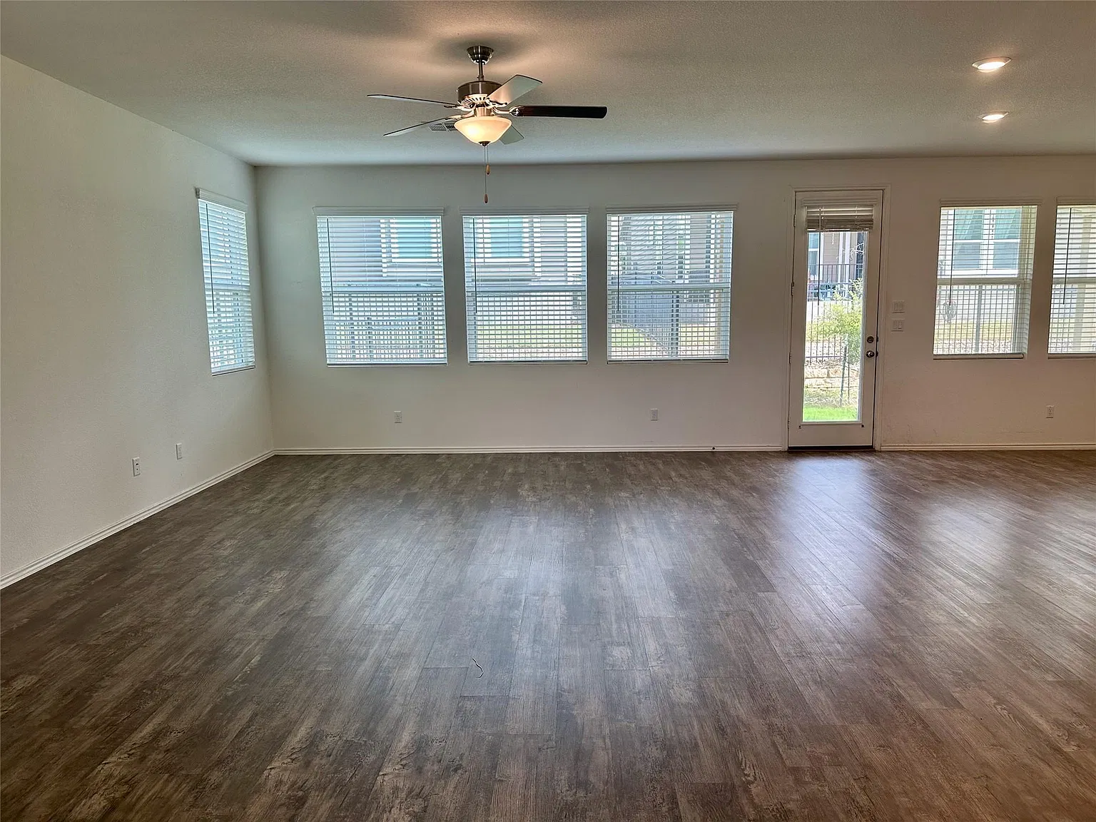 3 bed, 2.5 bath, 1944 sqft, $1,850 — Photo 3