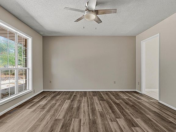 3rd image of 1610 Tanglewood Dr