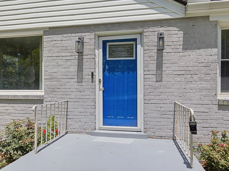240 Ridgeway Dr — Photo 2