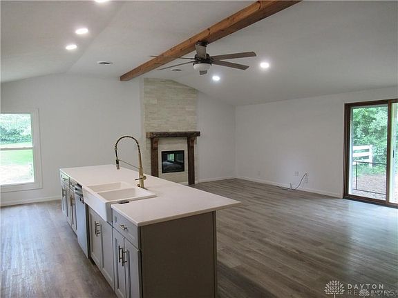 3rd image of 1085 Evergreen Dr