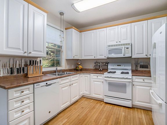 3rd image of 7252 Hampstead Ln