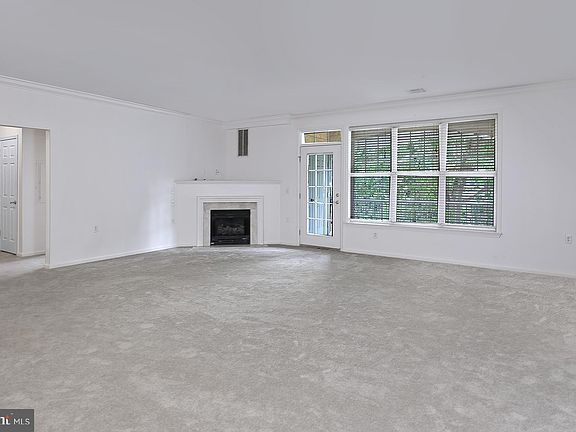 4th image of 326 Masterson Ct