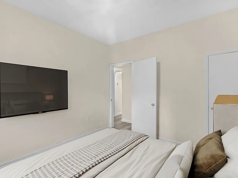 229 W 105th St #33 — Photo 4