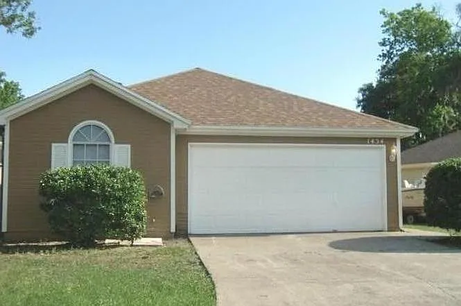4 bed, 1496 sqft, $2,400 — Photo 2