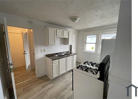 4th image of 3460 E 128th St #Up