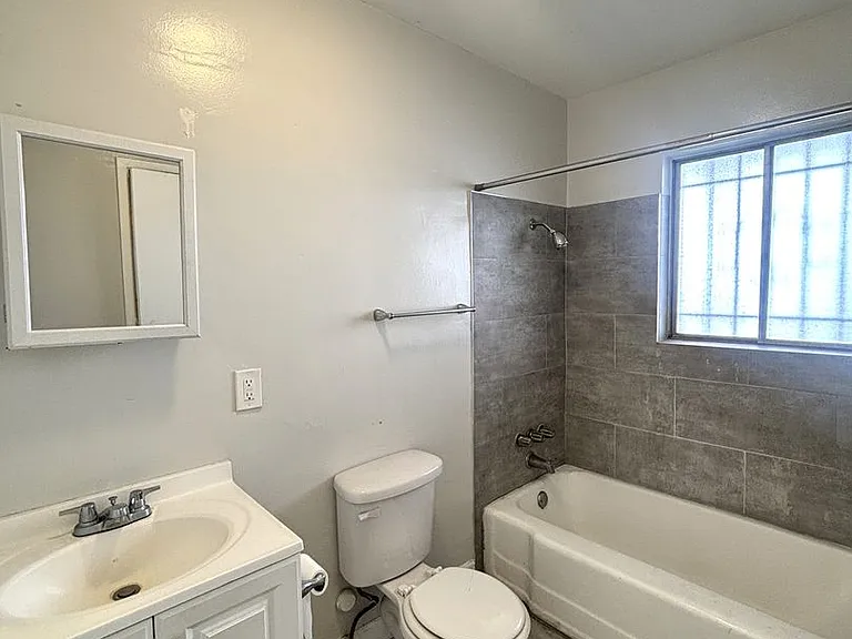 6601 Crenshaw Blvd — Photo 4