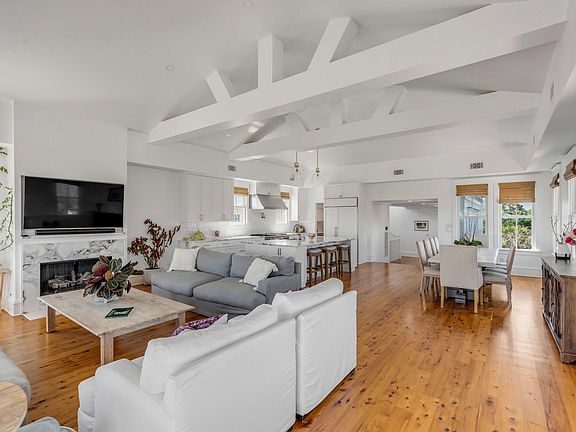 4th image of 904 Middle St