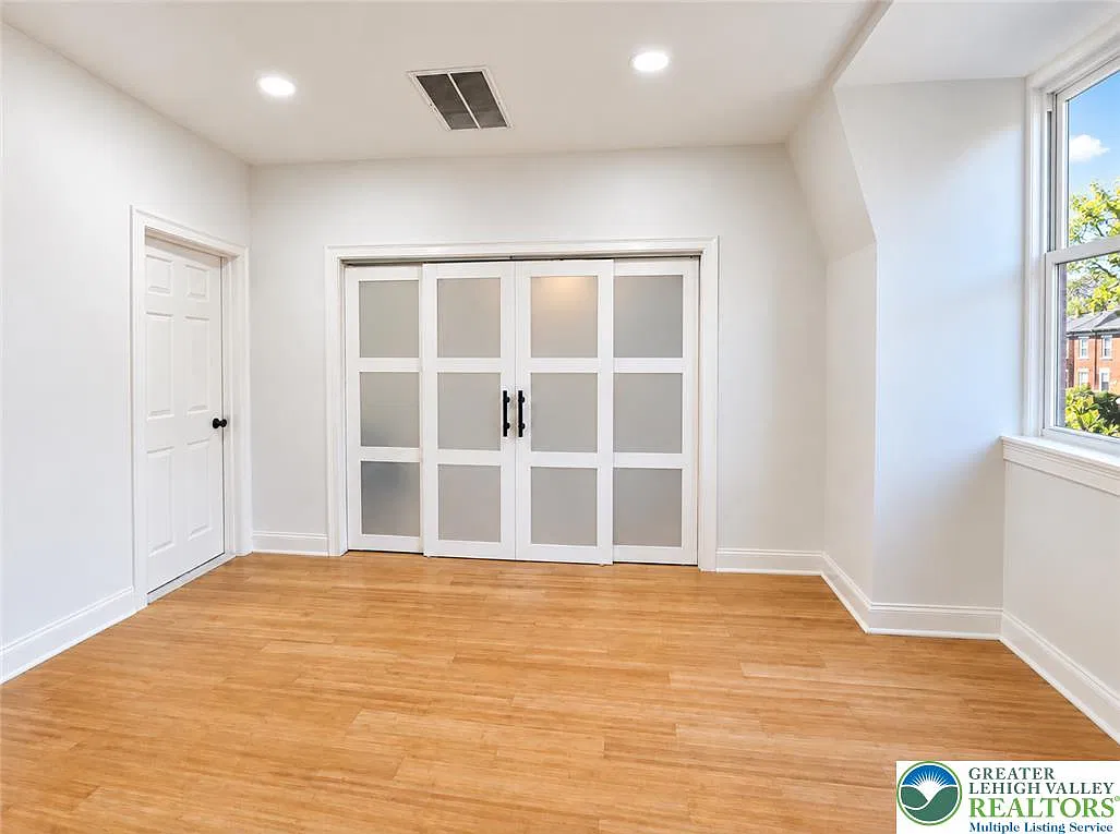 1 bed, 1.0 bath, 918 sqft, $1,350 — Photo 4