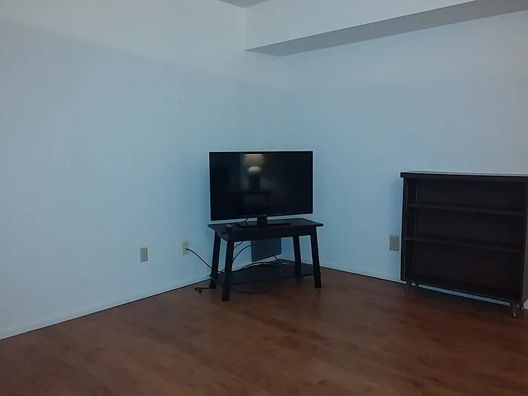 1609 Edinburgh St — Photo 6