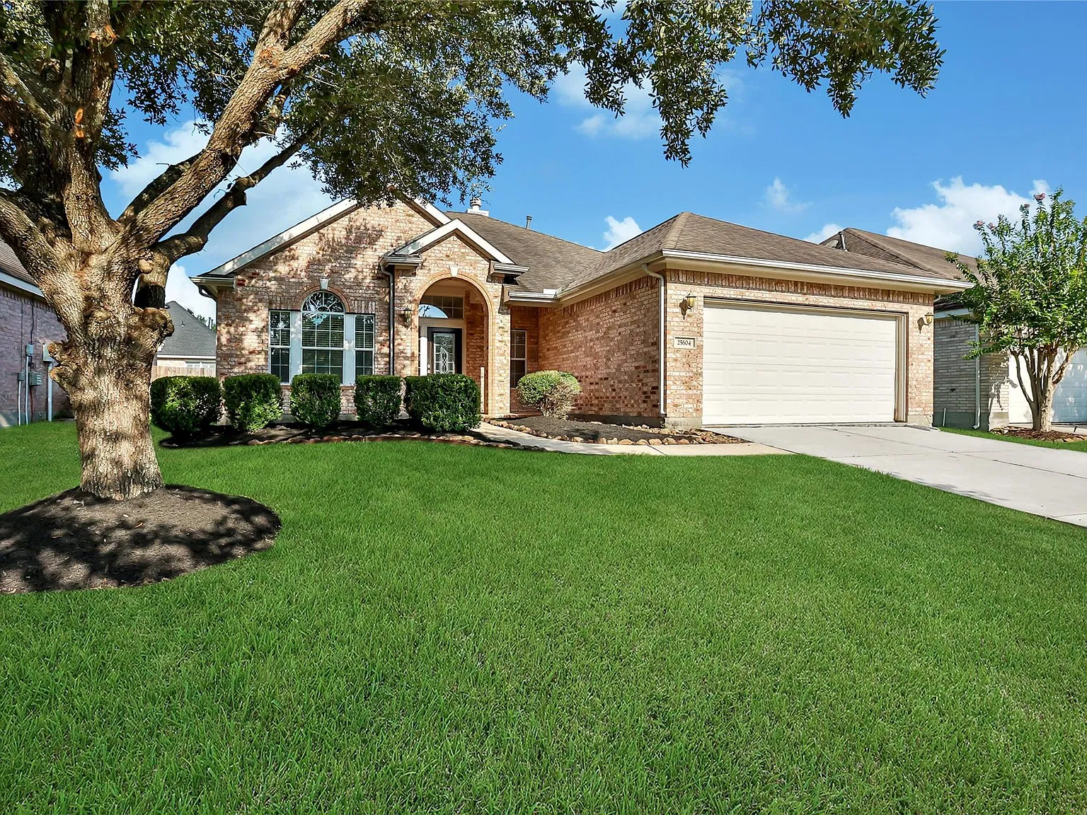4 bed, 2.0 bath, 2284 sqft, $2,400 — Photo 1