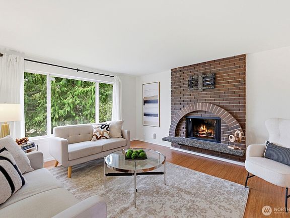 3rd image of 927 217th Street SW