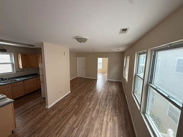 4 bed, $1,900 — Photo 1