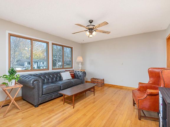 3rd image of 261 Highwood Dr