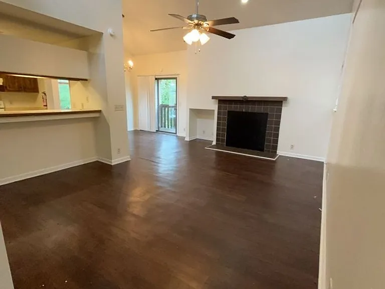Creekwood Apartments — Photo 10