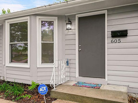 3rd image of 605 NW Lakeview Rd