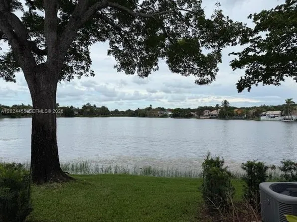2856 S Cambridge Ln, Hollywood, FL 33026