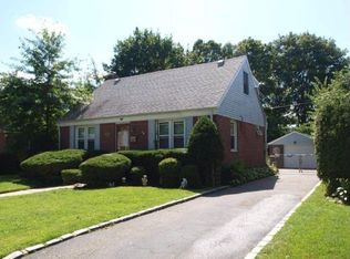 122 Colonial Ave, Williston Park, NY 11596
